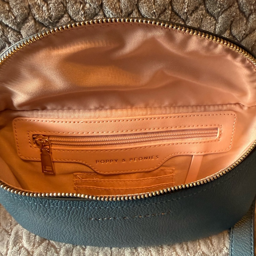 Poppy and Peonies
CROSSBODY/SLING BAG NWOT
DIMENSIONS *** 12”L x 6”H x 4” W*** - Picture 7 of 7